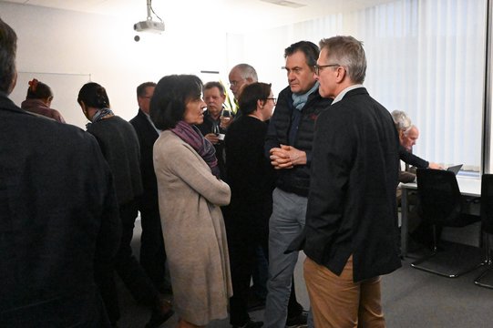 Menschen diskutieren in einem modernen Büro