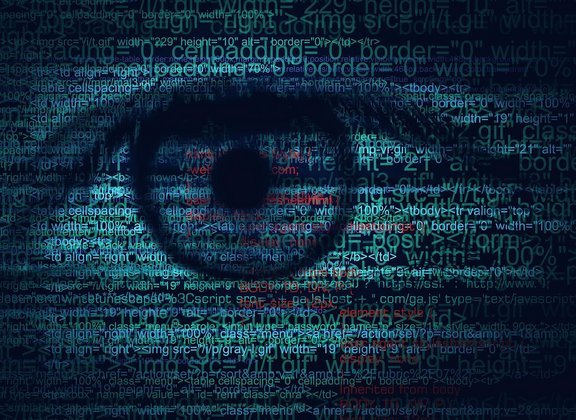 Auge mit digitalem Code Hintergrund, symbolisiert Datensicherheit