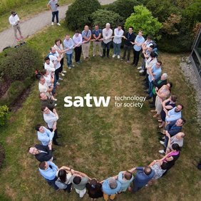 Foto von Arbeitsgruppe zum Whitepaper mit Logo der SATW in der Mitte